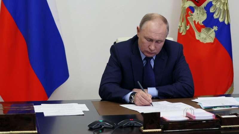 putin-podpisal-zakon-o-kontrole-za-spirtosoderzhashhej-nepishhevoj-produkciej-adb0d61.jpg
