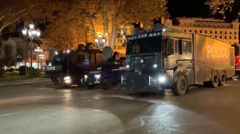 v-tbilisi-policija-primenila-vodomet-protiv-mitingujushhih-oppozicionerov-d8846fb.jpg