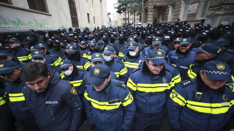 v-tbilisi-vo-vremja-akcii-protesta-postradalo-tri-sotrudnika-mvd-8ad7ed2.jpg