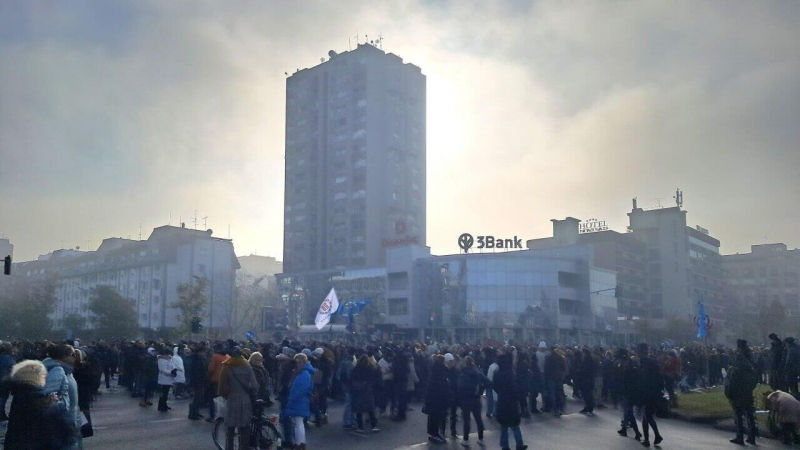 Протестующие перекрыли движение перед зданиями правительства и МИД Сербии